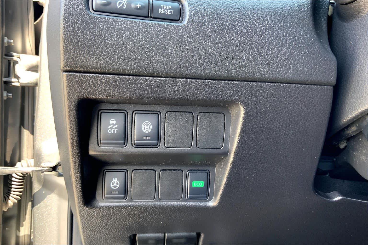 Used 2018 Gun Metallic Nissan SL image 33