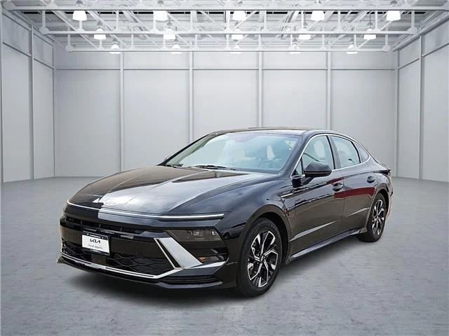 Used 2025 Black Hyundai SEL image 1