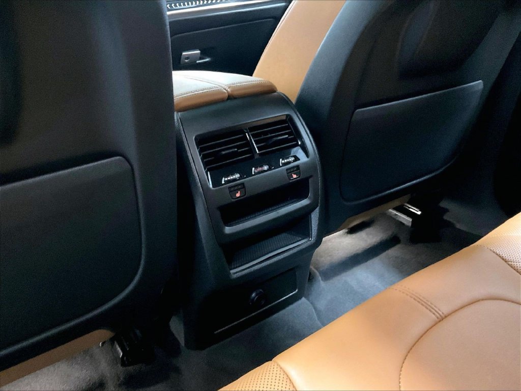 Used 2024 Black BMW xDrive40i image 29