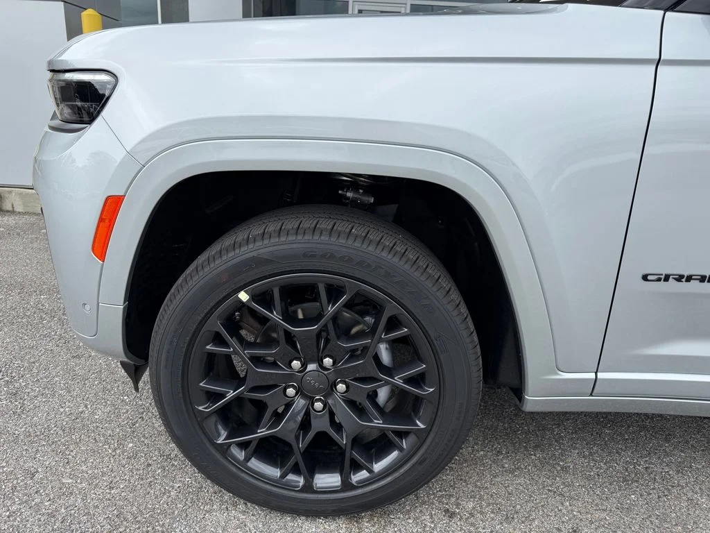 New 2026 Silver Zynith Exterior Paint Jeep Summit image 23