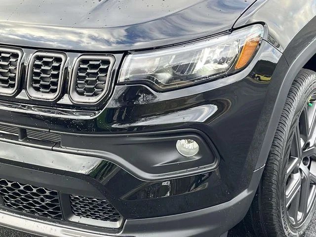 New 2026 Diamond Black Crystal Pearlcoat Jeep Latitude image 7