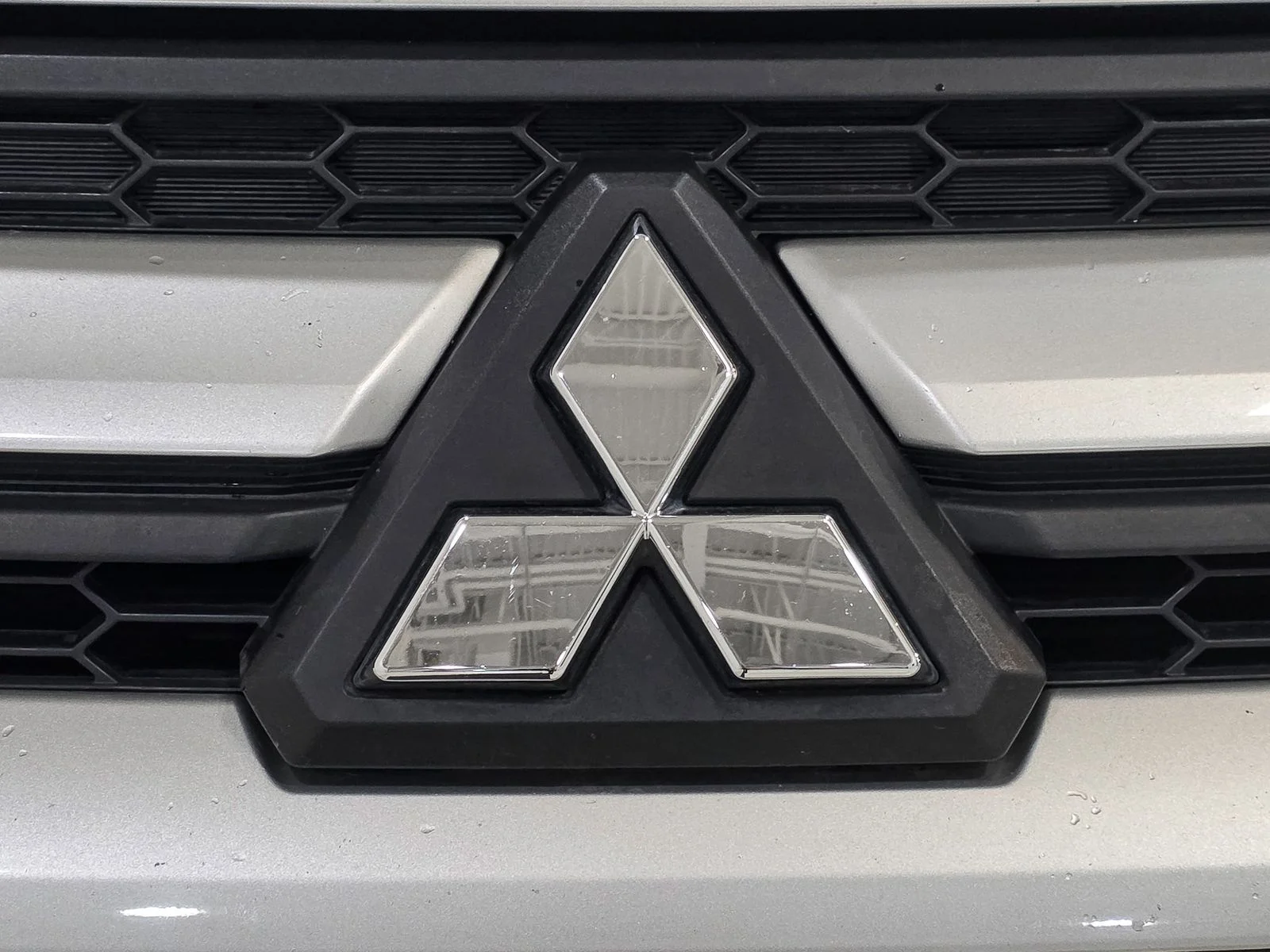 Used 2024  Mitsubishi  image 13