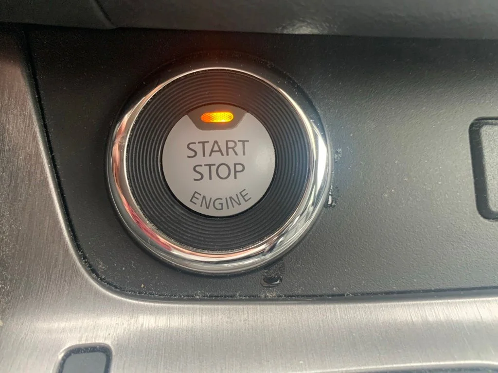 Used 2020 White Nissan SL image 31