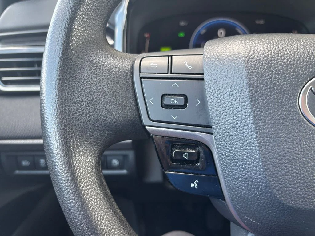 Used 2025 White Toyota LE image 29