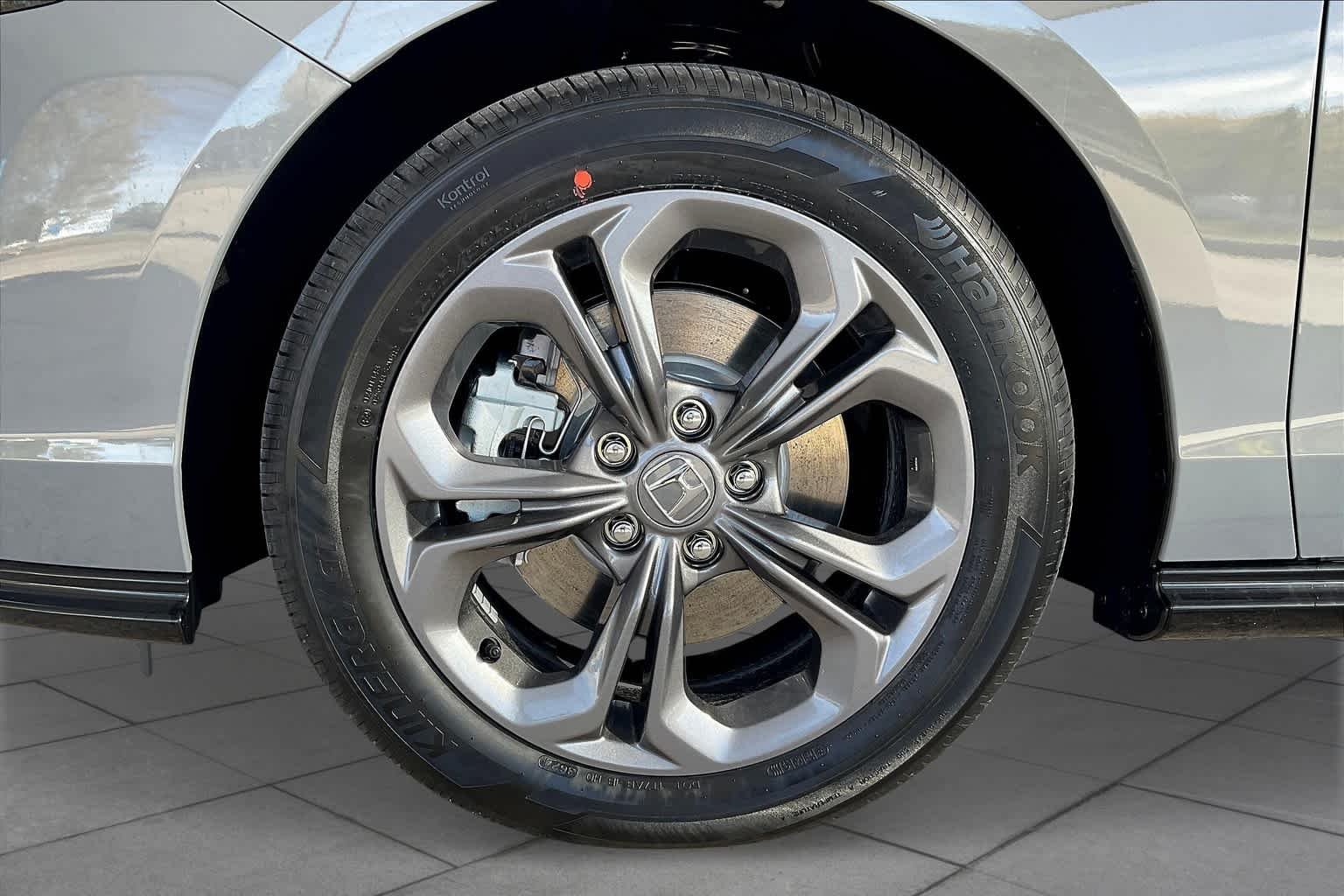 Used 2025 Urban Gray Pearl Honda EX-L image 11