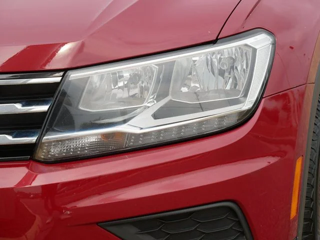 Used 2018 Cardinal Red Metallic Volkswagen 2.0T SE image 10