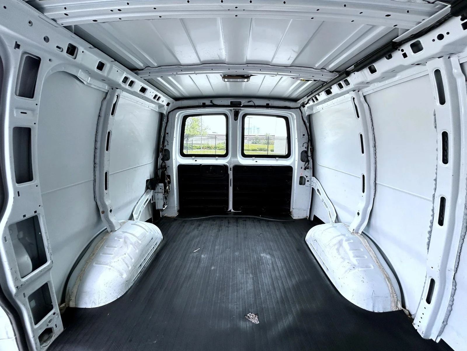 Used 2014 White Chevrolet Work Van image 21