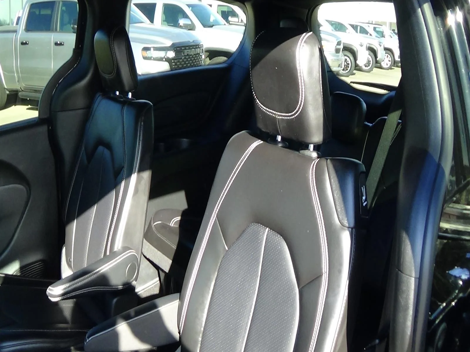 Used 2025 Diamond Black Crystal Pearl Coat (pxj) Chrysler Select image 12
