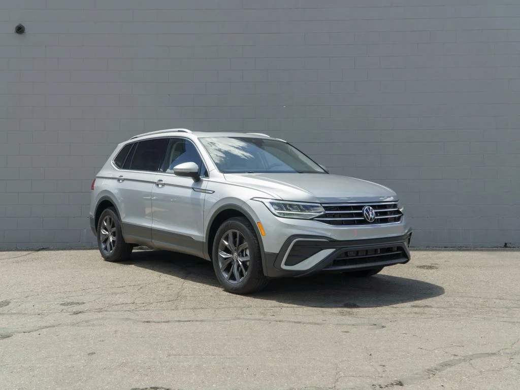 Used 2023 Silver Volkswagen 2.0T SE image 9