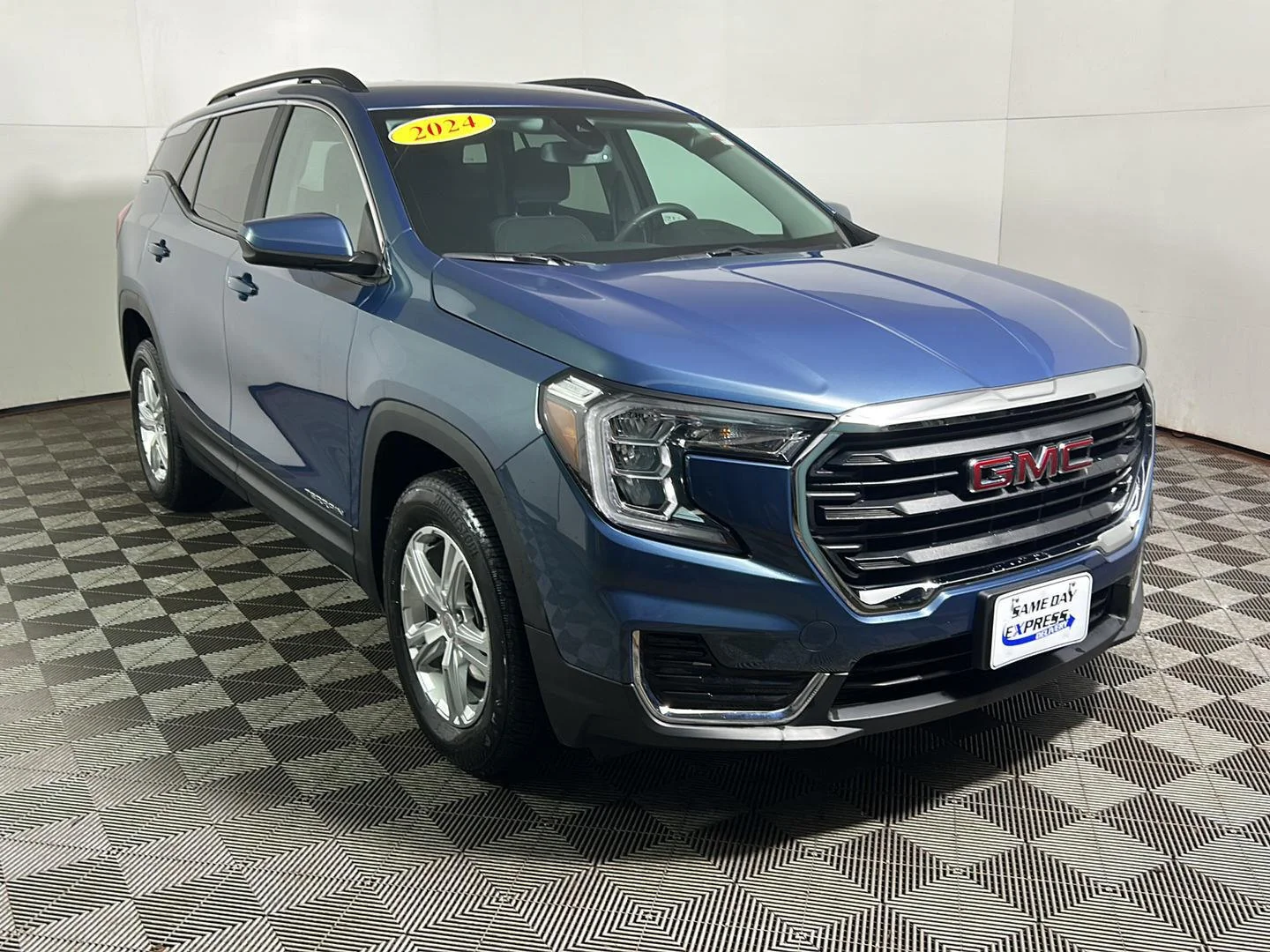 Used 2024 Downpour Metallic GMC SLE image 4