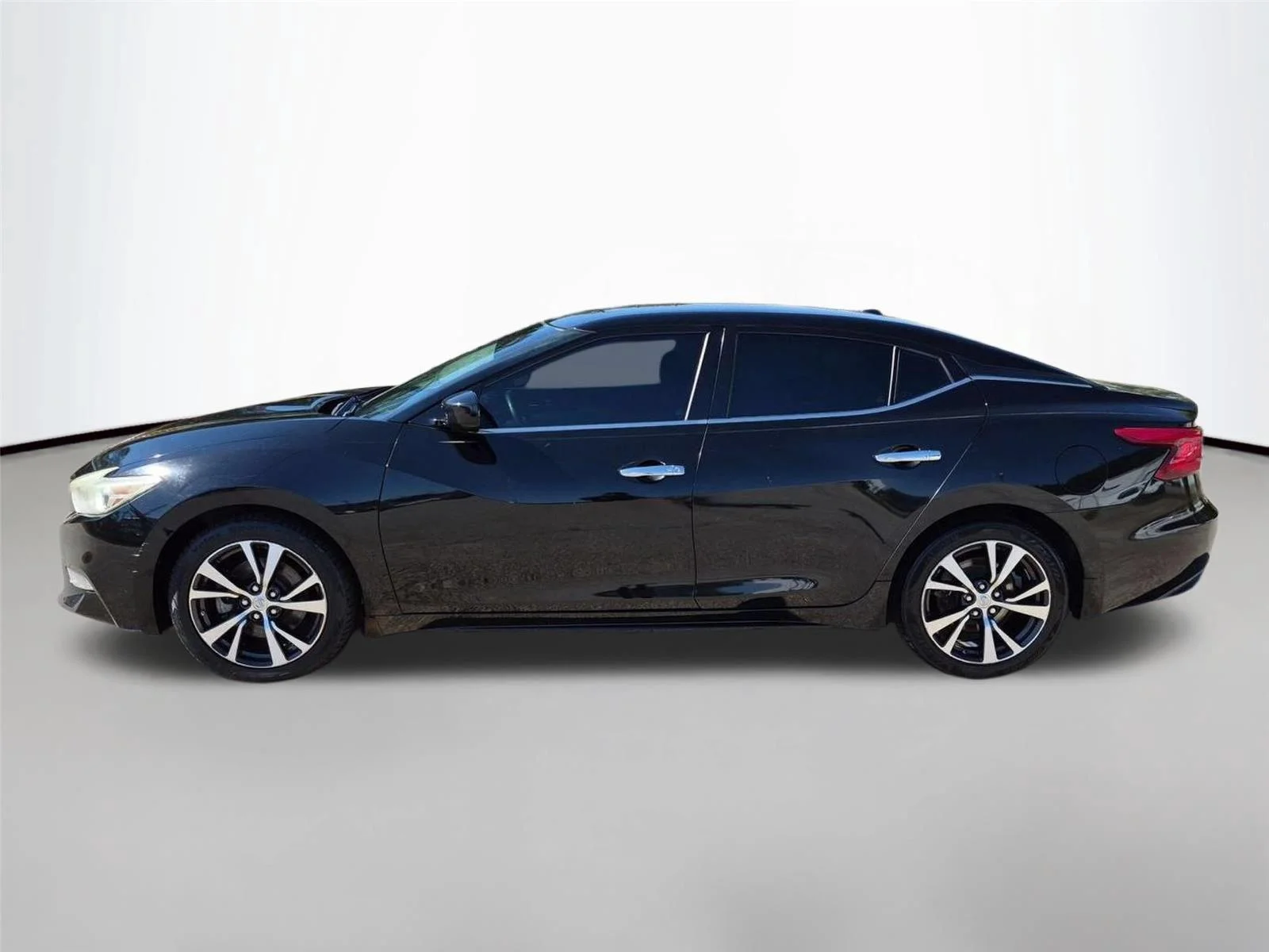 Used 2016 Super Black Nissan 3.5 S image 2