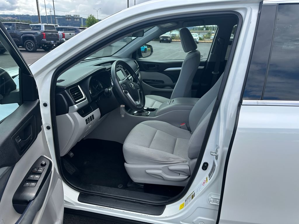 Used 2016 White Toyota LE image 13