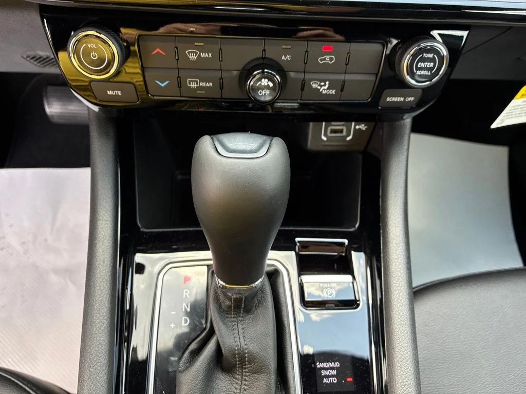 New 2026 Hydro Blue Pearlcoat Jeep Latitude image 22