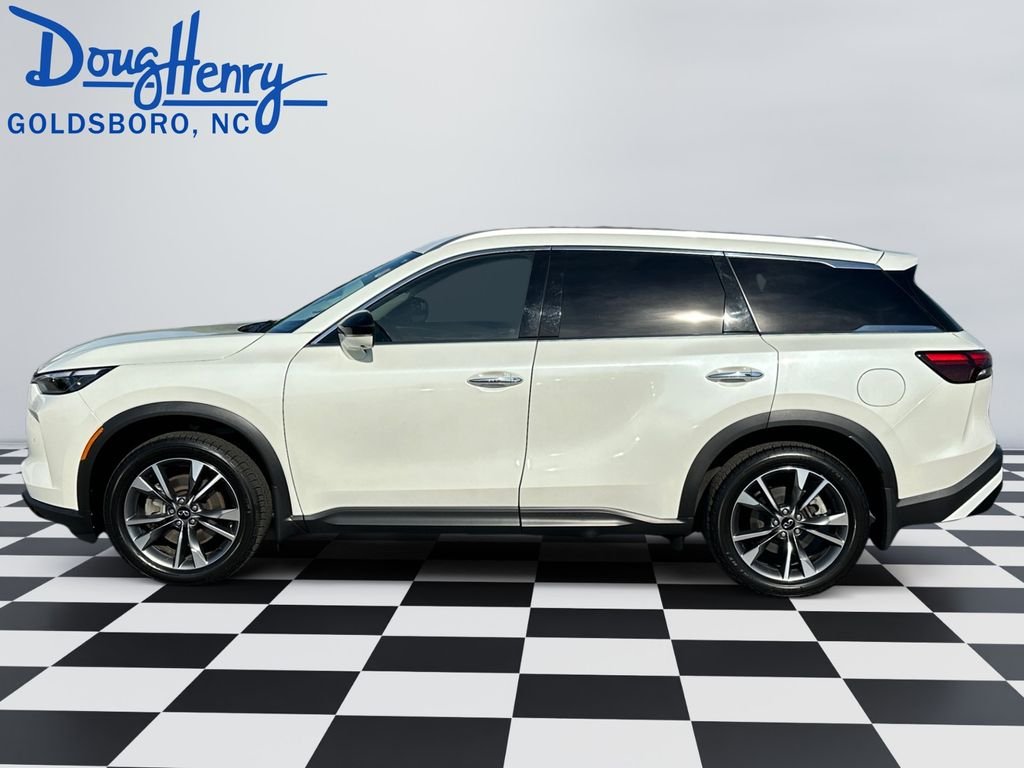 Used 2023 White INFINITI LUXE image 2