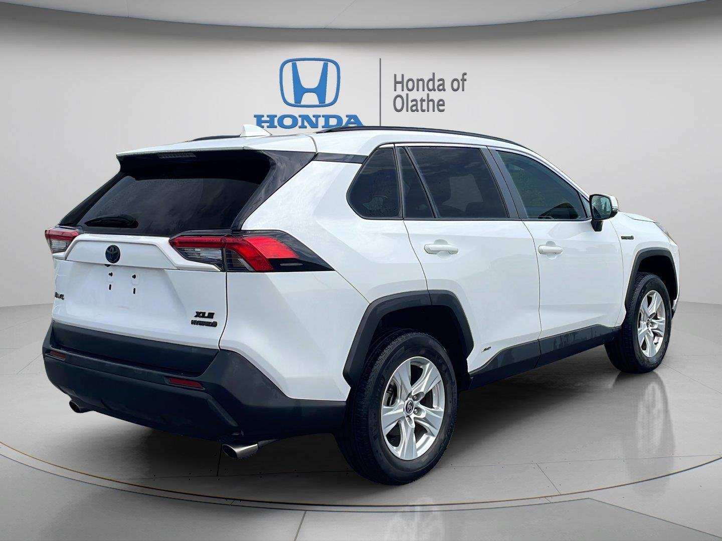 Used 2021 Super White Toyota Hybrid XLE image 3