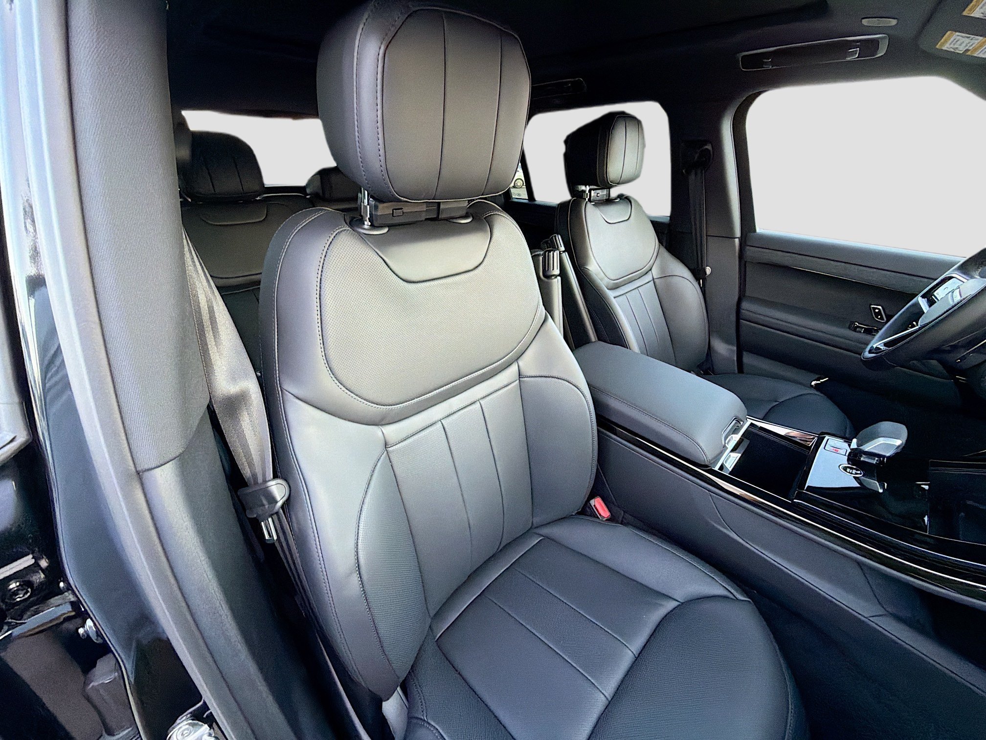 New 2026 Santorini Black LAND ROVER Dynamic SE image 14