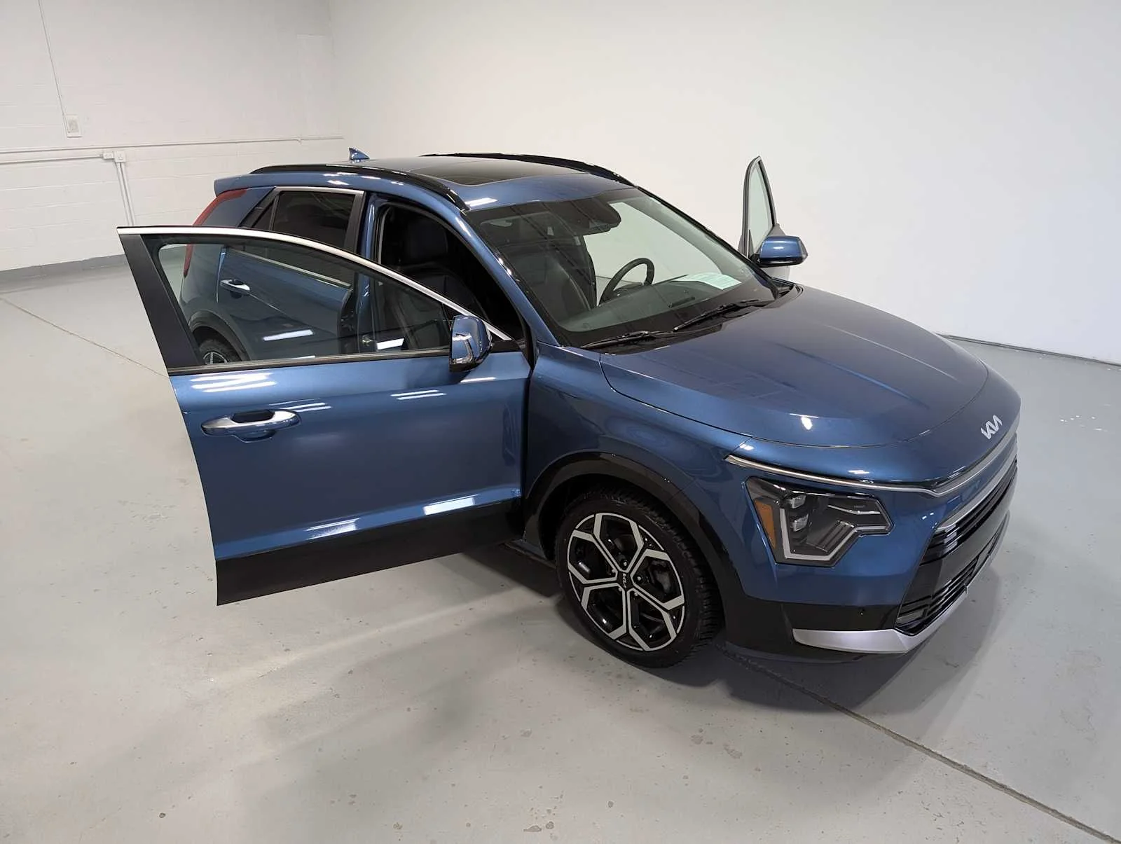 Used 2023 Mineral Blue Kia SX Touring image 18