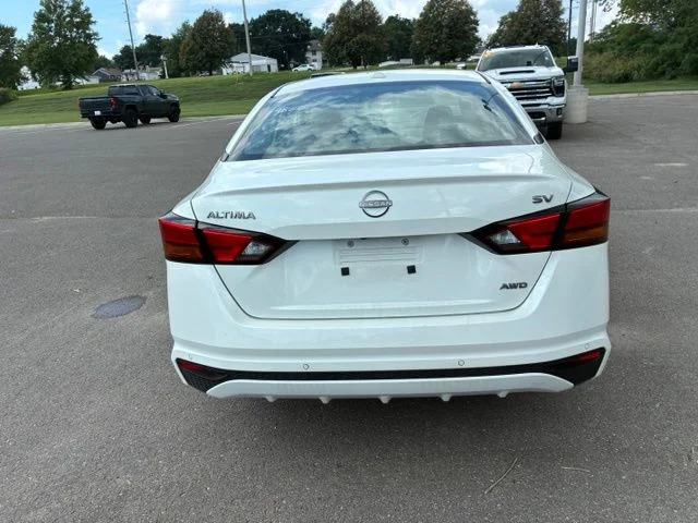 Used 2024 White Nissan 2.5 SV image 8