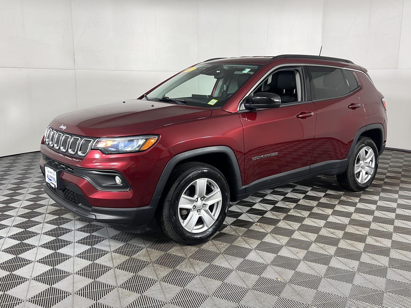 Certified Used 2022 Velvet Red Pearlcoat Jeep Latitude image 5