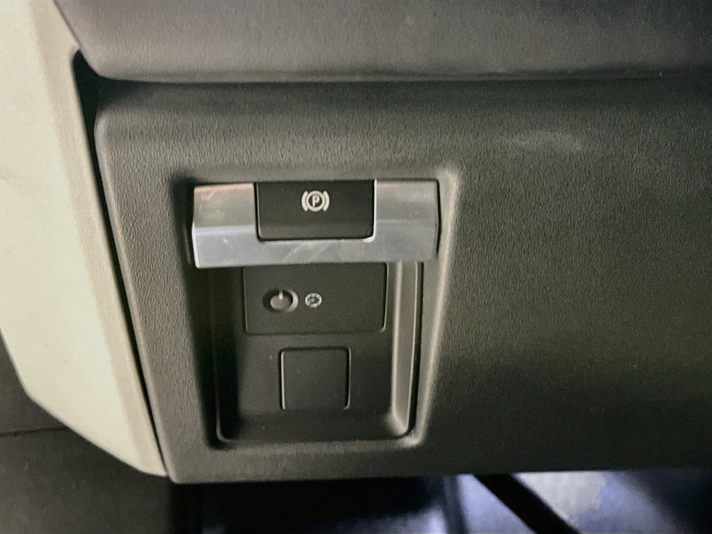 Used 2022 Silver Land Rover XS Edition image 11