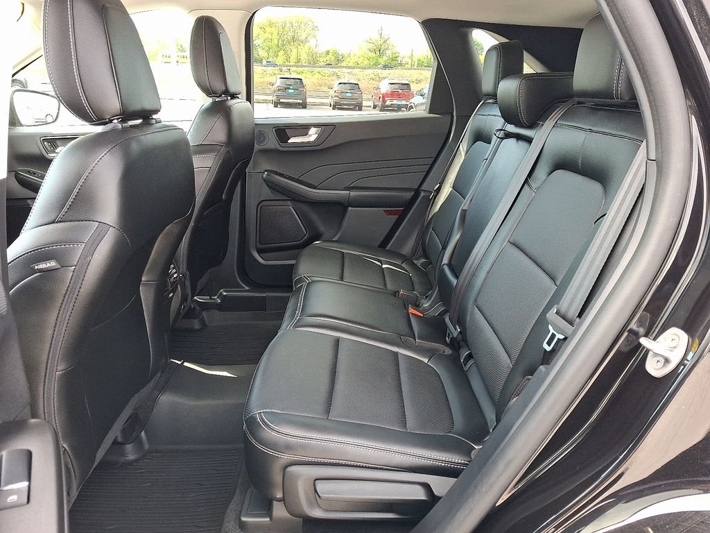 Used 2022 Black Ford SEL image 11