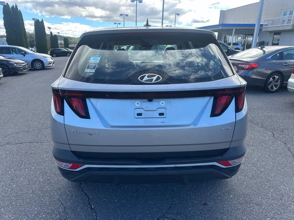 Used 2022 Silver Hyundai SE image 4