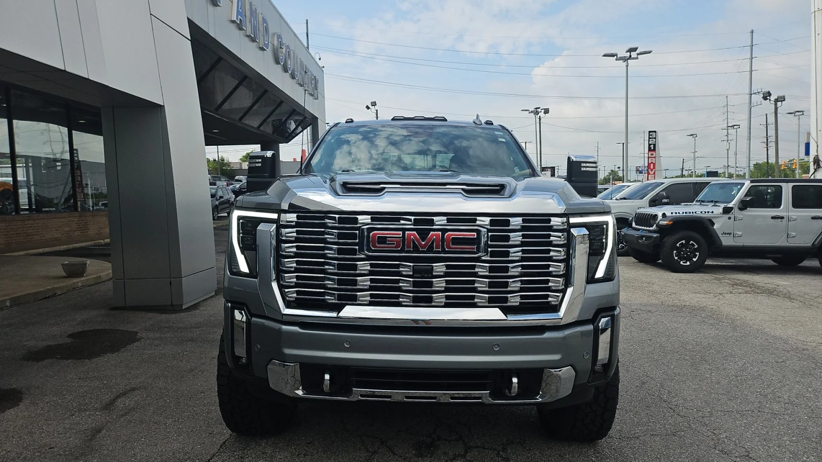 Used 2024 Silver GMC  image 7