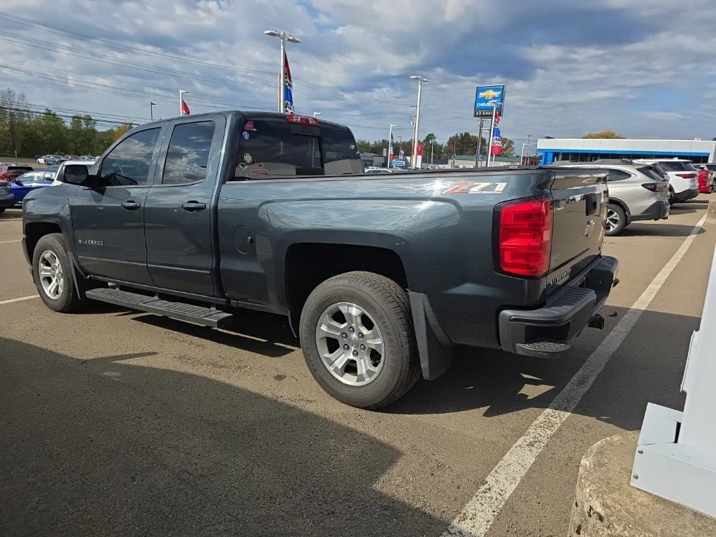 Used 2018 GRAPHITE METALLIC Chevrolet LT image 10