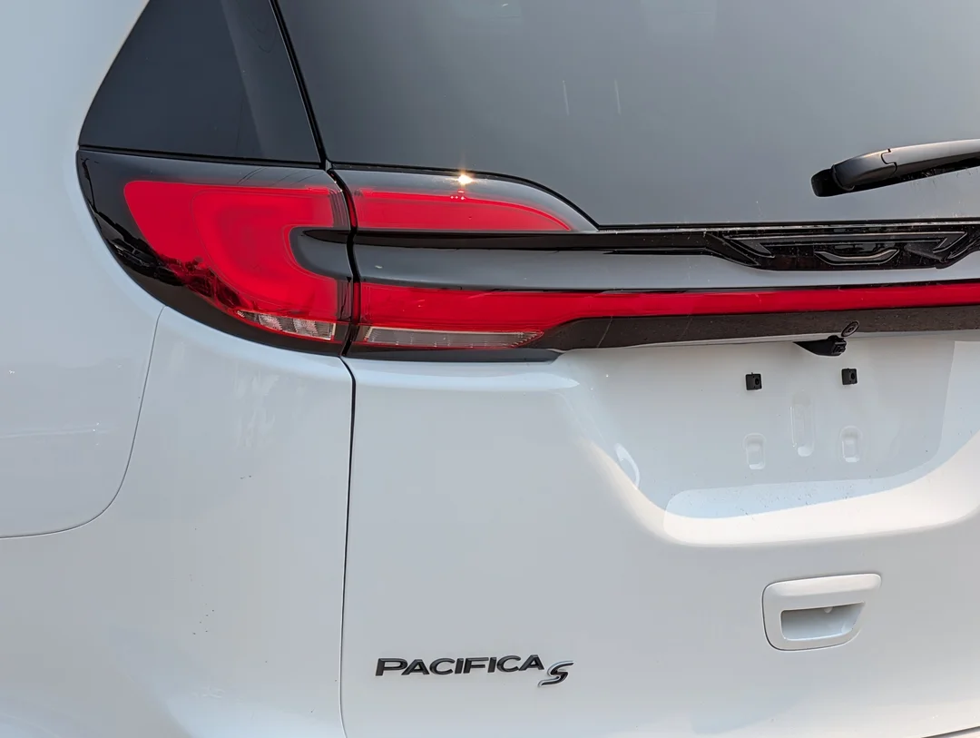 New 2027 White Chrysler Select - - AWD - 3.6L Pentastar V6 - Adaptive Cruise Control - Blind Spot Monitor & More! image 11