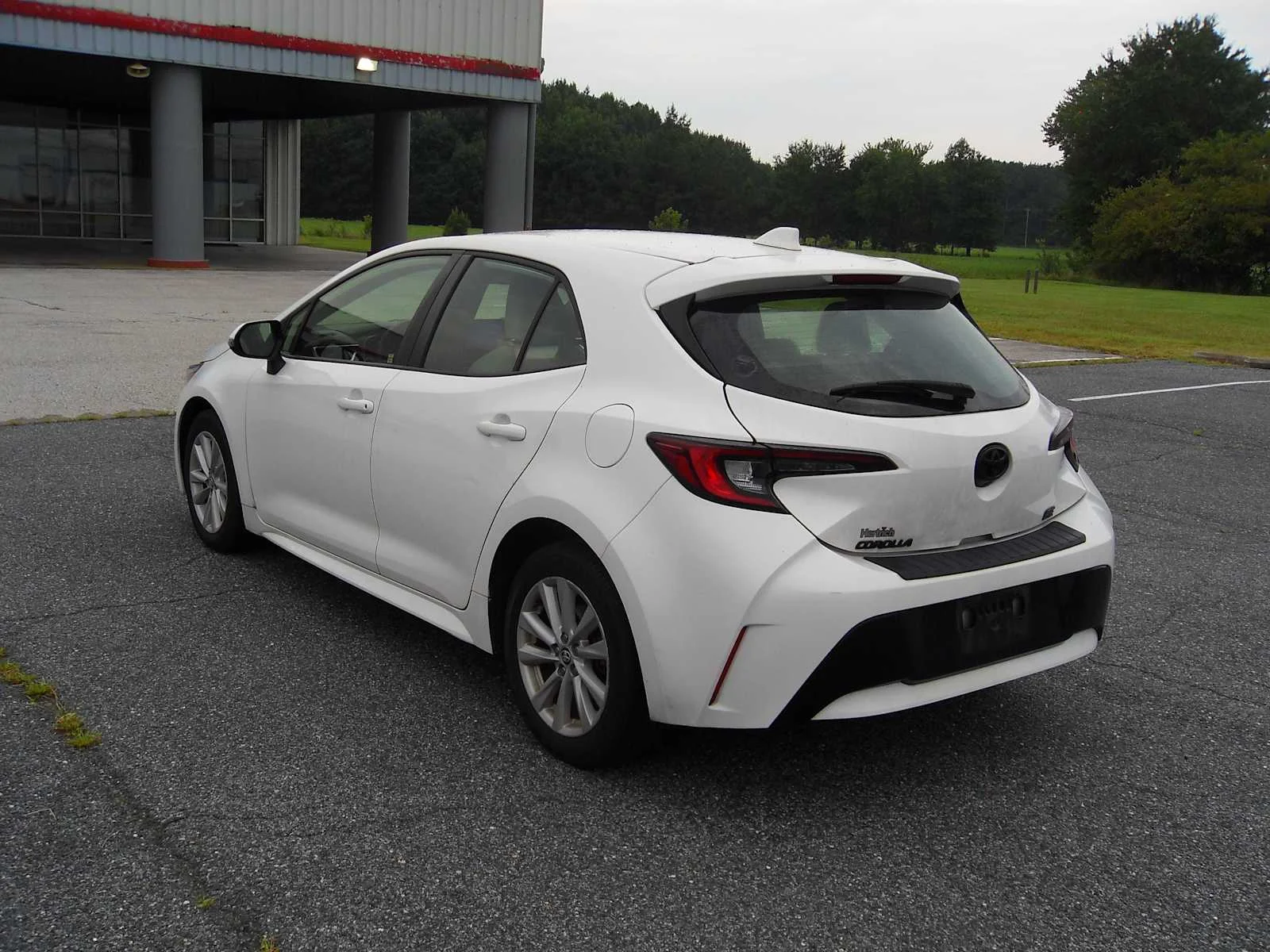 Used 2023 Ice Cap Toyota SE image 3