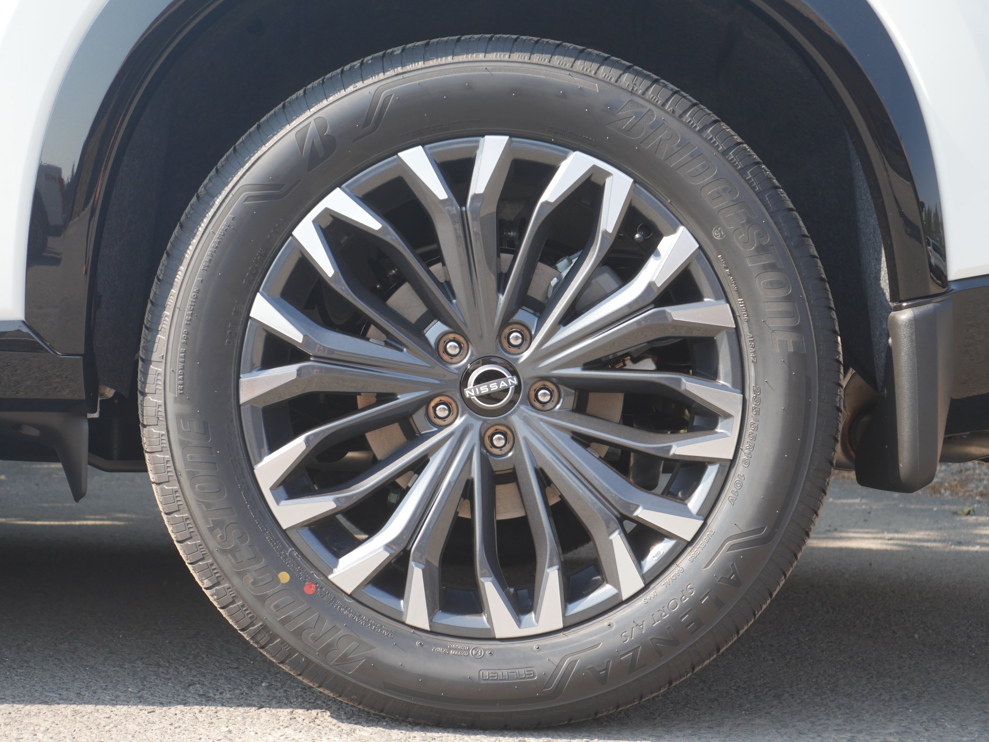 New 2026 Everest White Pearl TriCoat / Super Black Two-tone Nissan Platinum image 17