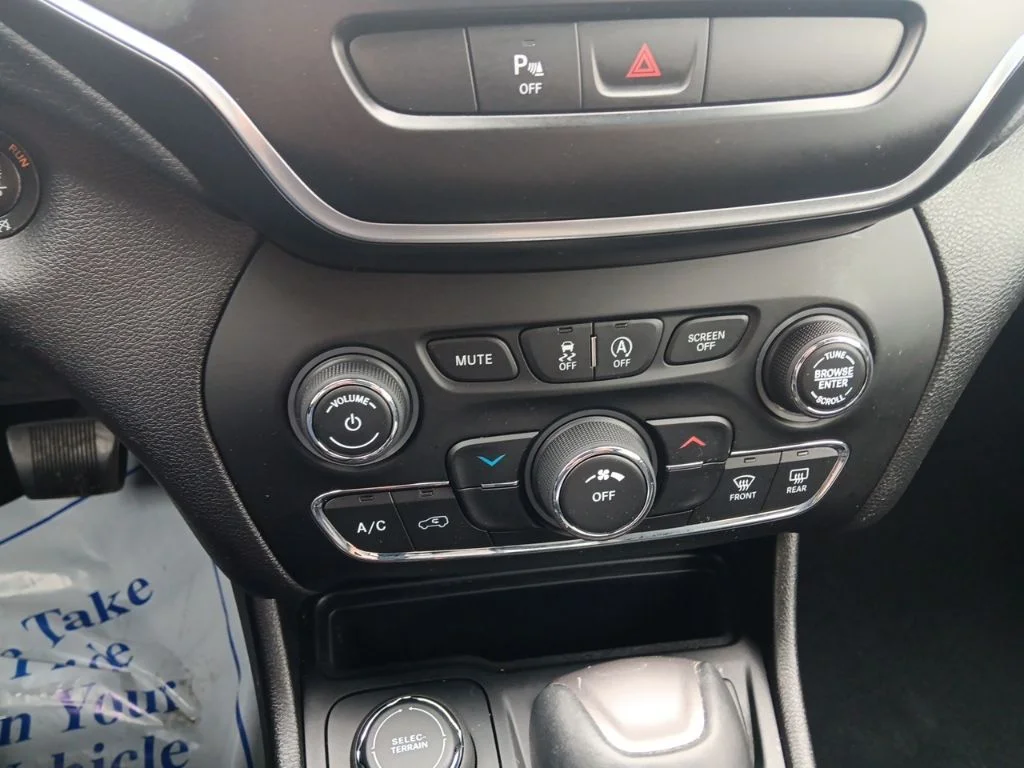 Used 2019 Velvet Red Pearlcoat Jeep Latitude Plus image 23