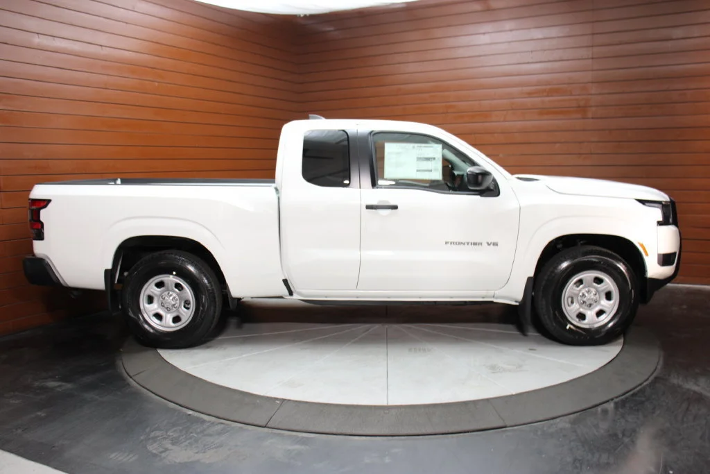 New 2027 Glacier White Nissan King Cab® S image 28