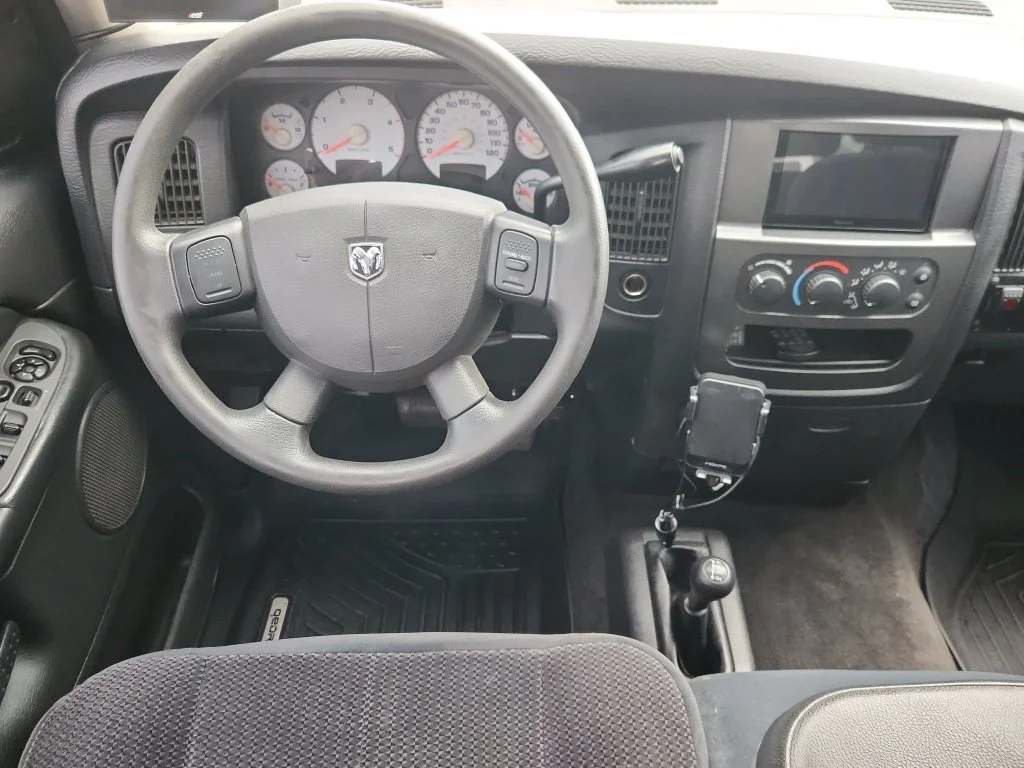 Used 2005 Beige Dodge SLT image 9