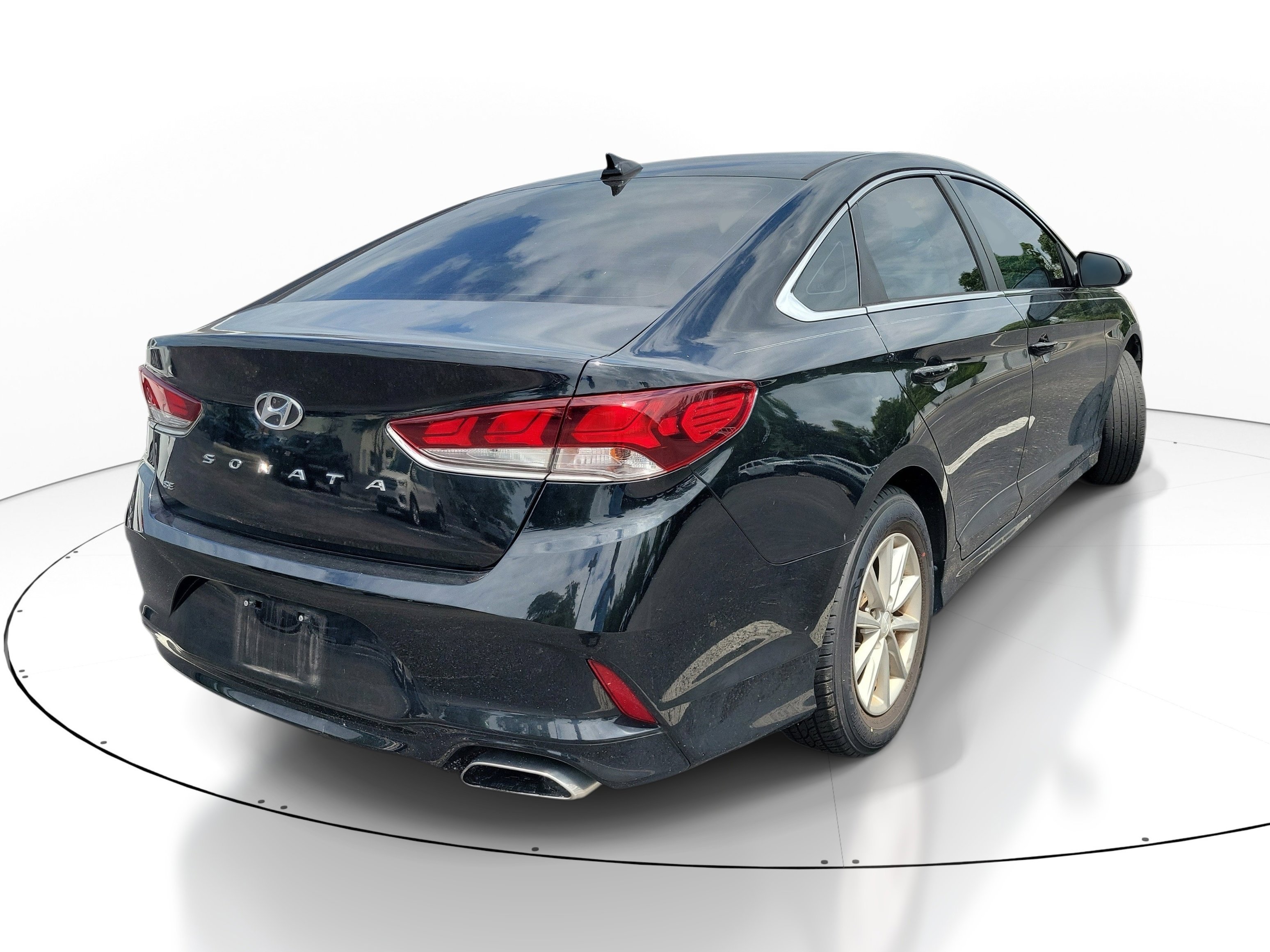 Used 2018 Phantom Black Hyundai SE image 5