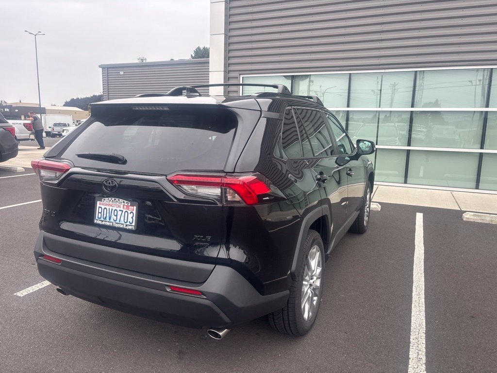 Used 2019 Black Toyota XLE Premium image 5