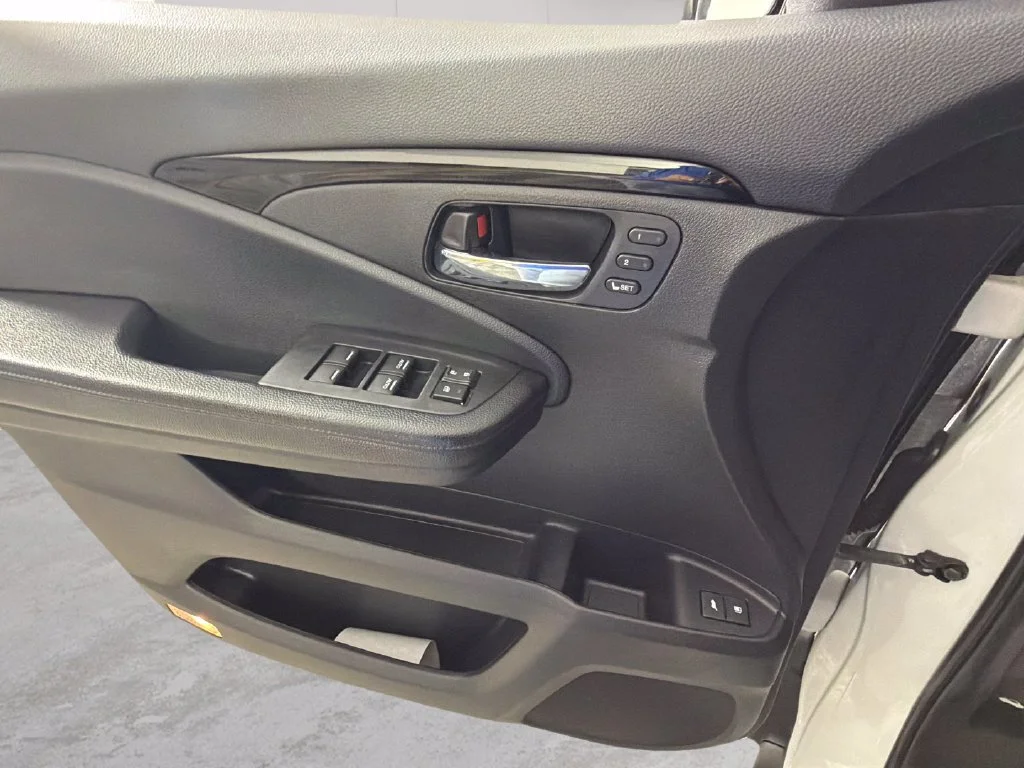 Used 2018 White Honda Touring image 27