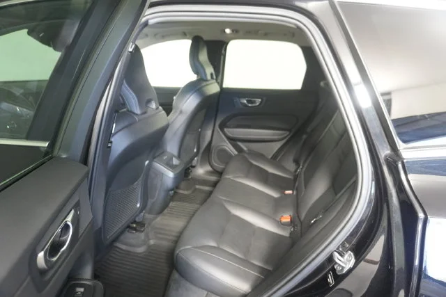 Used 2021 Onyx Black Metallic Volvo T5 Momentum image 29
