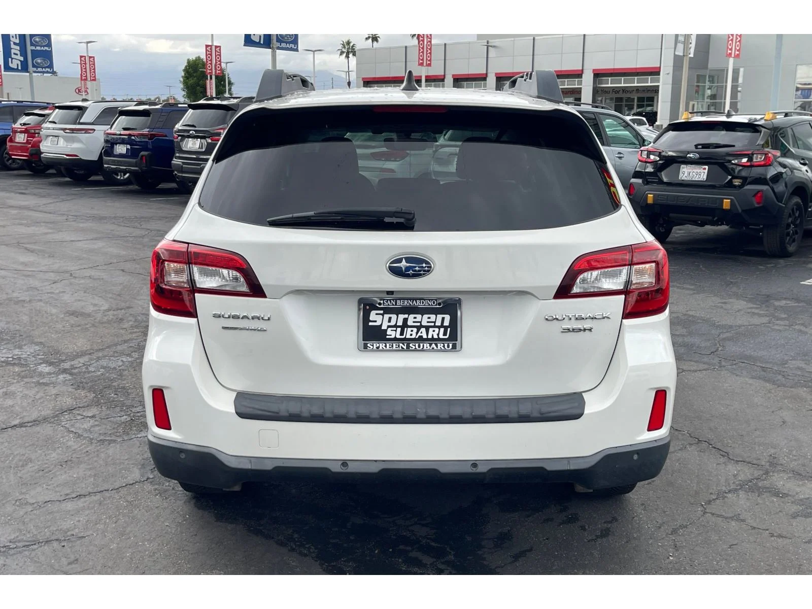 Used 2017 CRYSTAL WHITE PEA Subaru Limited image 4