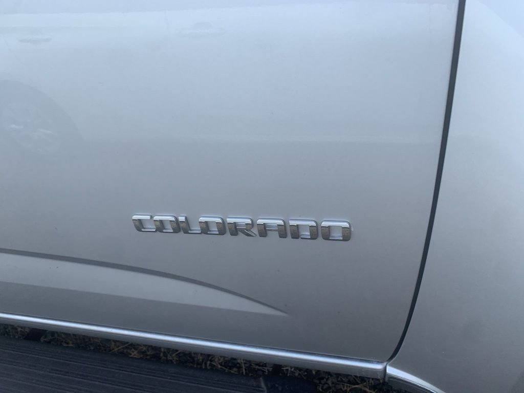 Used 2018 Silver Ice Metallic Chevrolet Z71 image 8