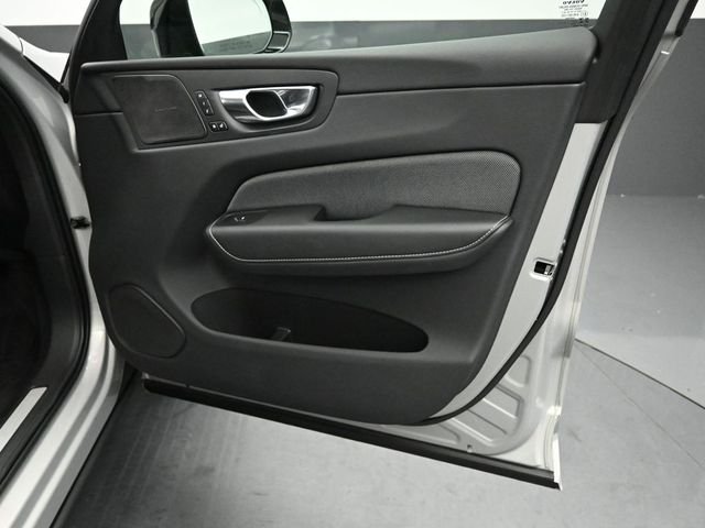 2022 VOLVO XC60 - Image 33