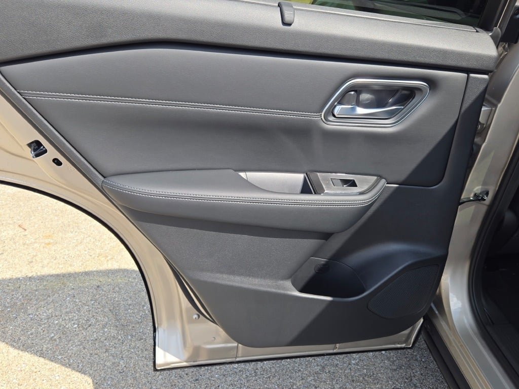 New 2026 Champagne Silver Metallic / Super Black Two-tone Nissan Platinum image 23