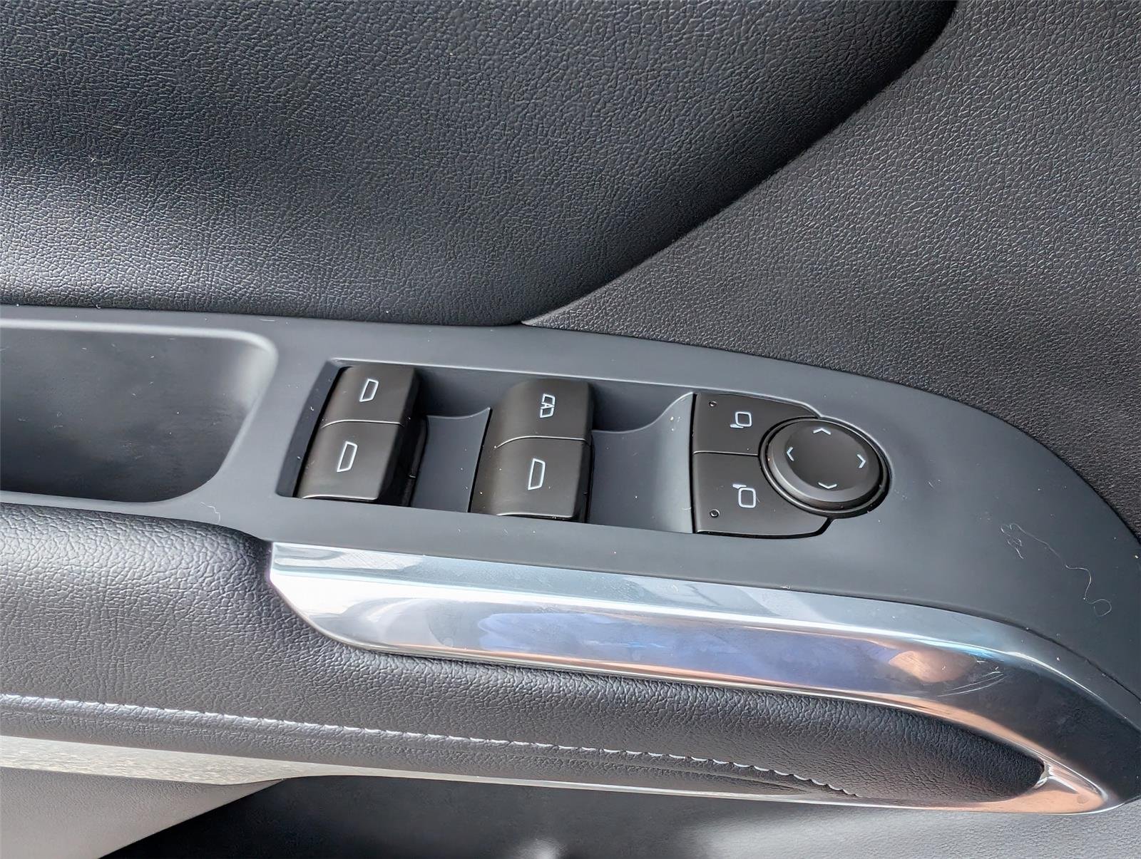New 2027 Summit White Chevrolet LT image 29