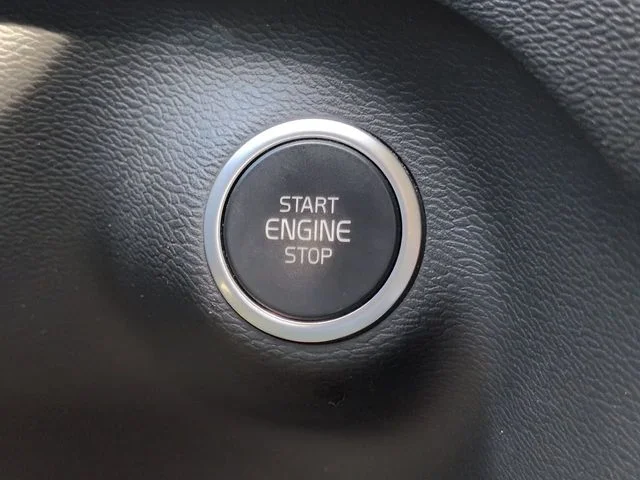 Used 2021 White Volvo Momentum image 27