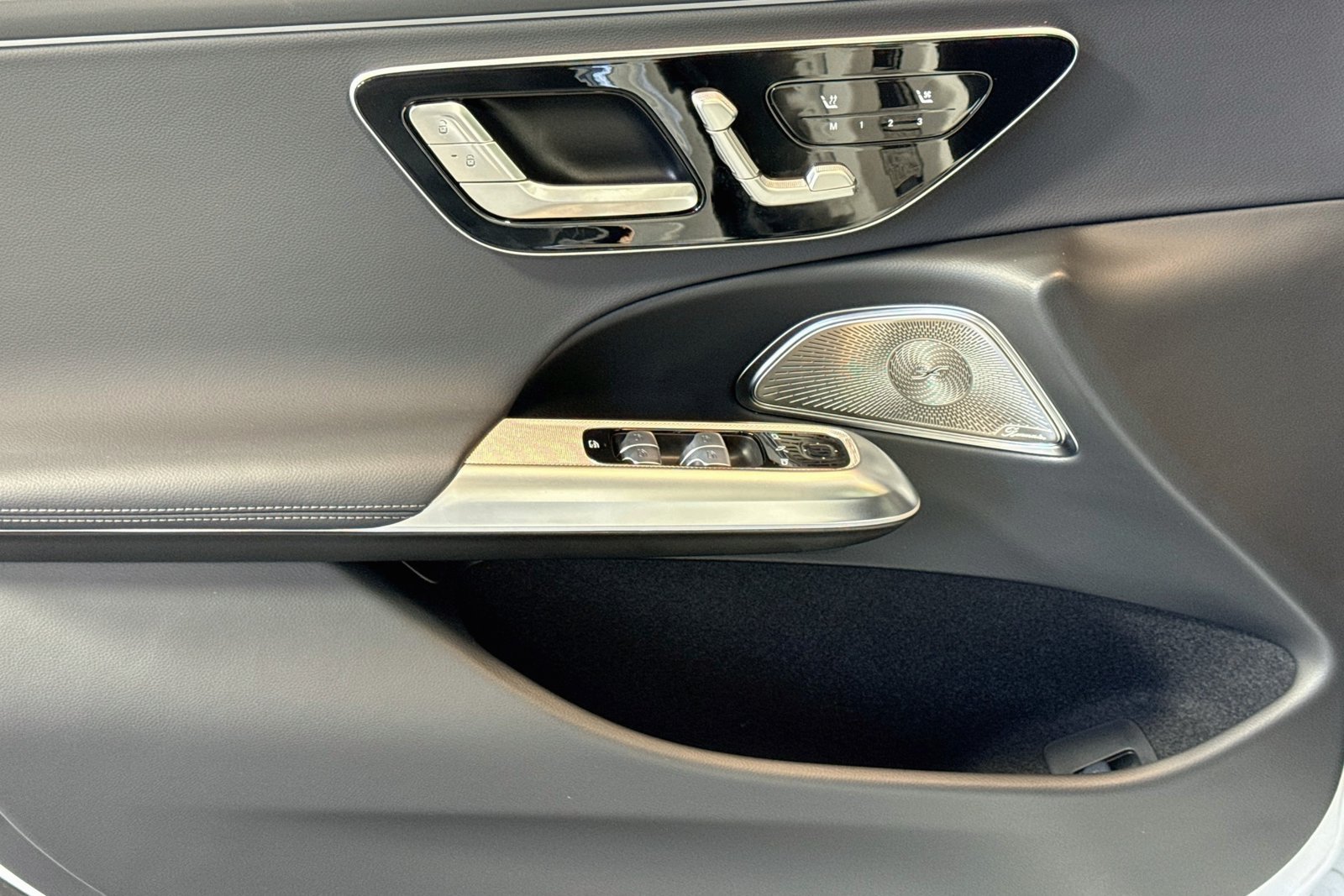 New 2026 MANUFAKTUR Moonlight White Metallic Mercedes-Benz E 350 image 16
