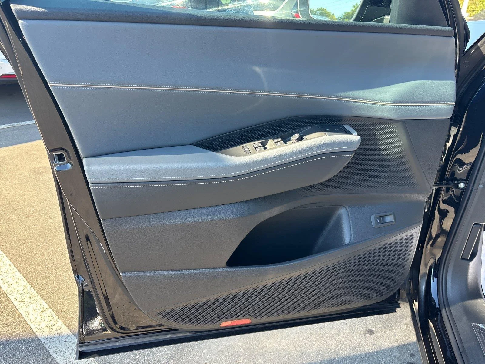 New 2027 Deep Black Pearl Volkswagen SE w/Technology image 12