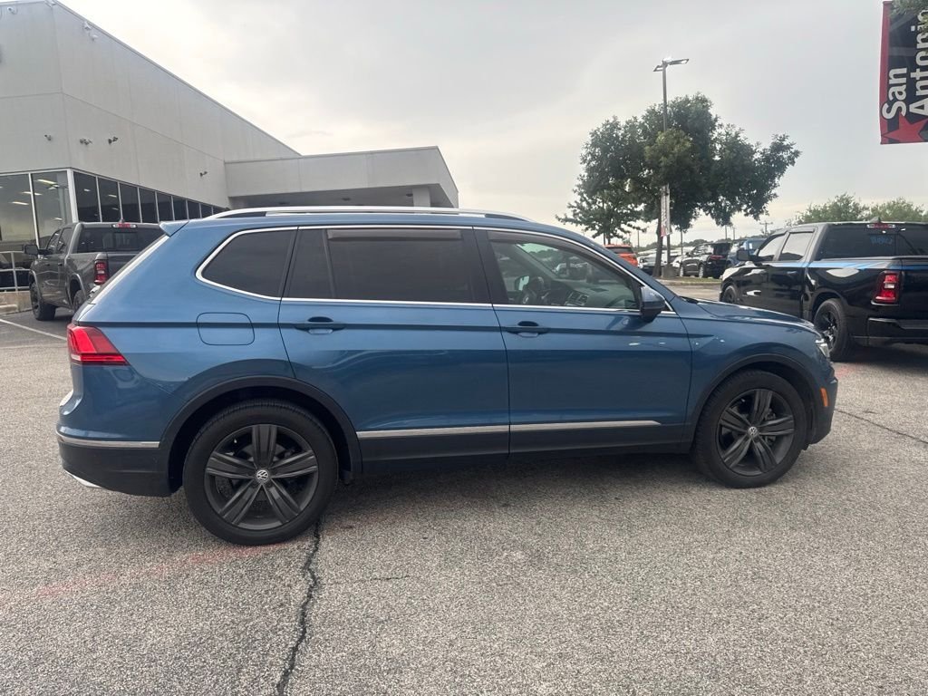 Used 2018 Blue Volkswagen 2.0T SEL Premium image 21