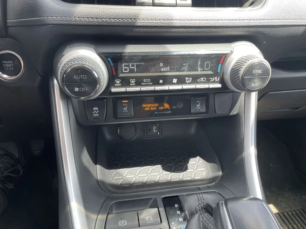 Used 2019 Super White Toyota XLE Premium image 22
