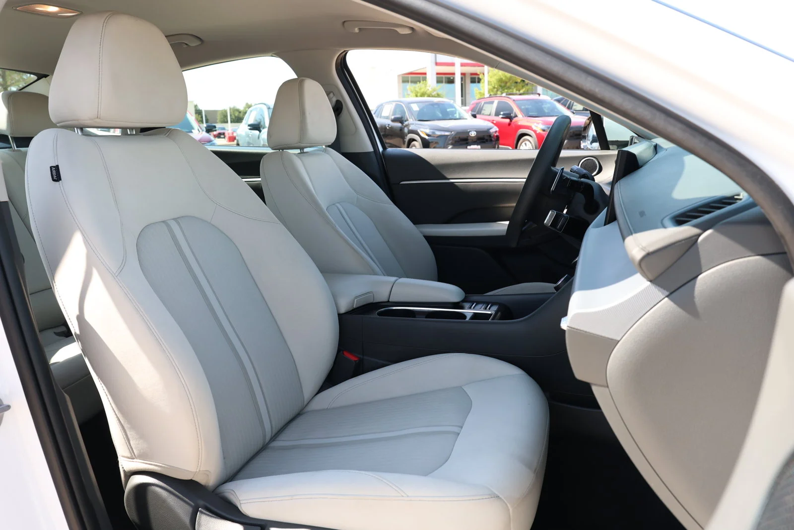 Used 2025 White Hyundai SEL image 31