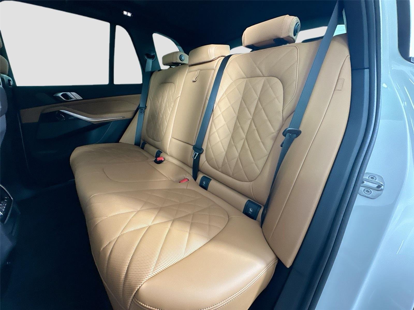 New 2026 Mineral White Metallic BMW xDrive50e image 26